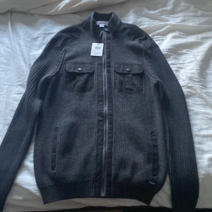 Calvin Klein stickad tröja  - Priset går att diskuteras! Säljer denna Calvin Klein tröja eftersom att jag inte använder den den är helt ny aldrig använd och original priset är ca 1040kr 
