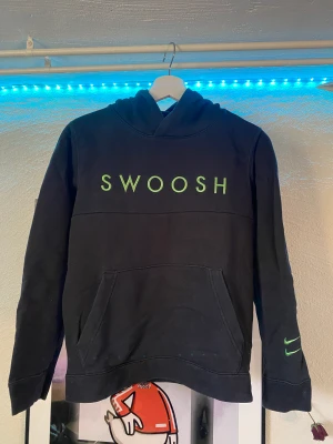 Nike hoodie - Säljer en svart Nike hoodie med broderier av olika färger i storlek Large junior/157-158cm