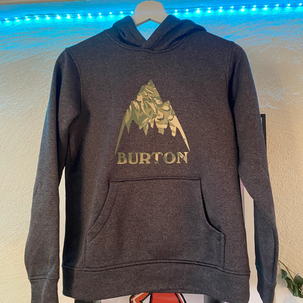 Säljer en mörkgrå spräcklig Burton hoodie utan märken eller skador, ser ut som ny. Storlek M i junior. Hoodies.