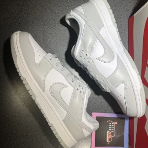 Nike Dunk Low Retro ”Grey Fog” - Nike Dunk Low Retro ”Grey Fog”  Storlek: 43 3x  Pris: 2100kr st  finns i göteborg/frakt   kvitto finns.   instagram: @kickzyard