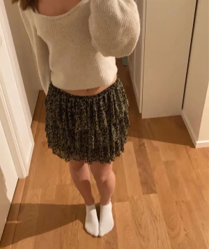 Blommig kjol - Jag säljer en super söt blommig kjol i storleken s!🫶🏻