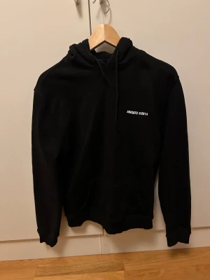 Axel Arigato Hoodie  - Snygg Axel Arigato Hoodie som ej kommer till användning längre  Skick: 9/10 pris kan diskuteras  Hör av er om ni har frågor