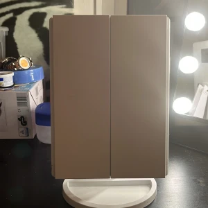 Sminkspegel - En smink spegel med bra ljus!obs köpa batteri själv.funkar som den ska inga skador på den.