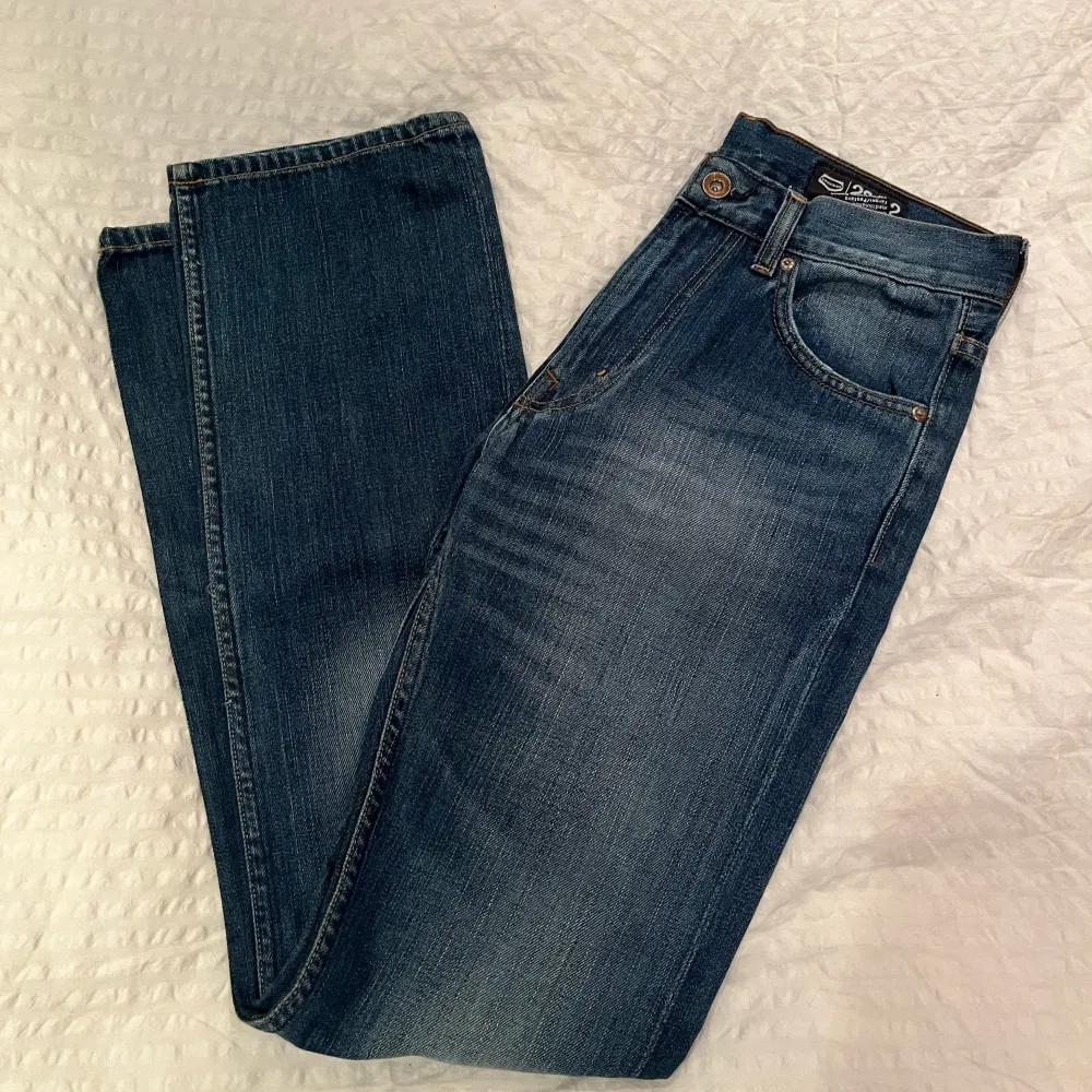 Ett par jättefina jeans från crocker i storleken 28/30 men skulle säga att det motsvarar XS. Dom är köpta på plick men passade tyvärr inte så säljer vidare dom. De är i jättefint skick💗💗. Jeans & Byxor.