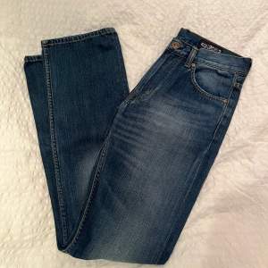 Ett par jättefina jeans från crocker i storleken 28/30 men skulle säga att det motsvarar XS. Dom är köpta på plick men passade tyvärr inte så säljer vidare dom. De är i jättefint skick💗💗