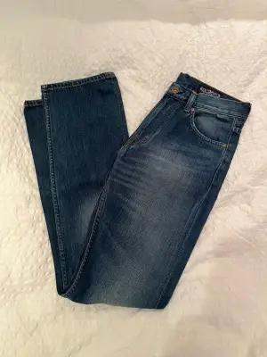 Ett par jättefina jeans från crocker i storleken 28/30 men skulle säga att det motsvarar XS. Dom är köpta på plick men passade tyvärr inte så säljer vidare dom. De är i jättefint skick💗💗
