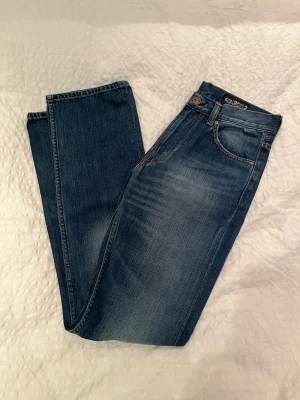 Mörkblå jeans från crocker - Ett par jättefina jeans från crocker i storleken 28/30 men skulle säga att det motsvarar XS. Dom är köpta på plick men passade tyvärr inte så säljer vidare dom. De är i jättefint skick💗💗