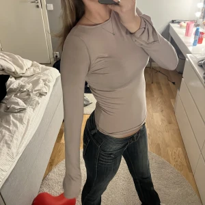 Långärmad topp - Jättefin långärmad topp från Gina tricot som är riktigt inne nu💘 Den är insydd i midjan så man får riktigt bra form🤩Framsidan av toppen är vid uringningen men man kan ha den åt båda håll tycker jag💗aldrig använd, helt ny. Köparen står för frakten