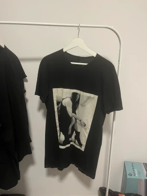Rick Owens DRKSHDW T-Shirt - skitzad ricky tisha, blir inte bättre än så sz S men fittar givetvis lite längre, är M o sitter fint