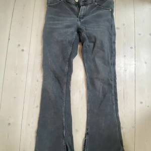 Zara Bootcut jeans - Zara jeans ”the flare” i storlek 164. Dem finns inte kvar på hemsidan. Jeansen är bootcut med slits nertill. Dem är mid/Low rise. Frakt ingår ej
