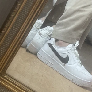 Air force - Köpte från JD sport för några veckor sen har it haft användning till dom Max en vecka har jag använt köpte för 1350kr storlek 37