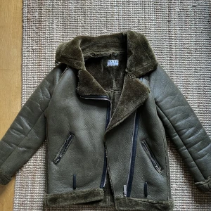 Faux leather jacket  - Jacka i fint skicka, använd fåtal gånger i och är i storlek 36