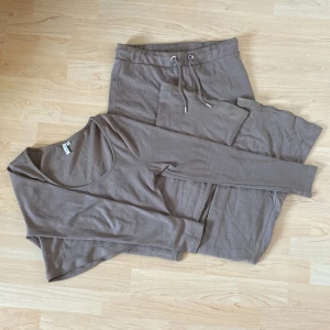 Sommar set - Ett fint sett med en topp och ett par byxor. Använd ca 3 ggr, säljer den pga att den är för stor för mig😊