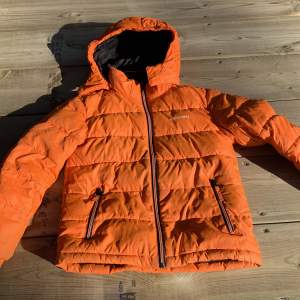 Säljer en till av min lillebrors gamla jacka. En orange Everest jacka i bra skick och ganska sparsamt använd. Strl 146. Passar perfekt som en vinterjacka då den är väldigt varm och fodrad. 