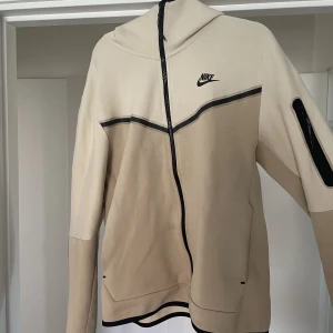Nike tech fleece  - Storlek M Köpt från Nike. Nypris 1399kr Begagnat pris 679kr Knappt använd hör av er för böttre bilder