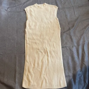 Västklänning - Beige fin stickad klänning i en väst typ 