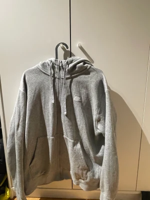 Nike zip huddie  - Säljer en grå zip huddie från Nike. Den är i jättefint skick 