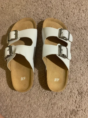 Fake birkenatock  - Jag säljer mina helt nya sandaler som tyvärr är för stora för mig. Dom är i storlek 35 och är i ny skick. Köpta på H&M för ca 300kr och efter som att dom är i så fint skick säljer jag dom för 190kr. Priset kan diskuteras. Kontakta mig för mera informatio❤️