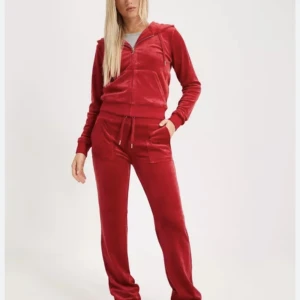 Juicy sett - Säljer mitt röda juicy sett som knappt är använt, det är i nyskick och tröjan är i s och byxorna xs skriv privat för fler bilder