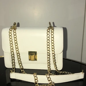 Vit väska - Superfin vit väska i ny skick. Använd fåtal gånger och har inga skador. Bara att höra av sig för mer information eller bilder :) 