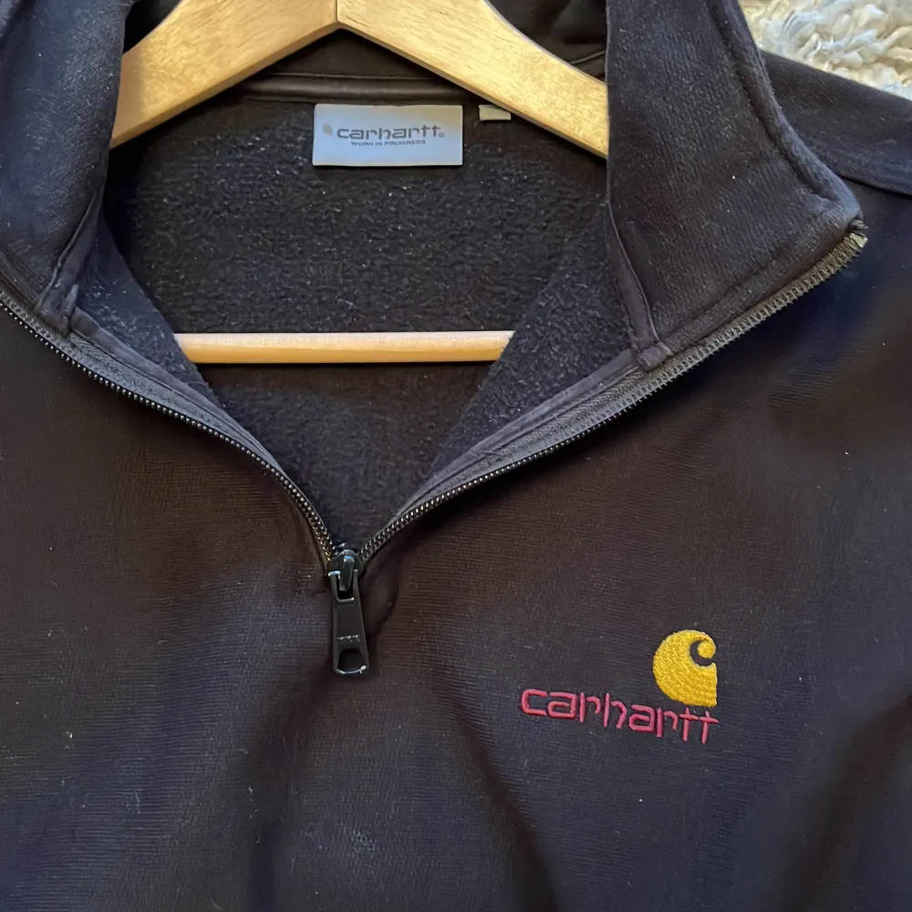 Band new carhartt half zip barley used  Im 180 and M and fits perfectly also works with S  Dm for more info . Hoodies.