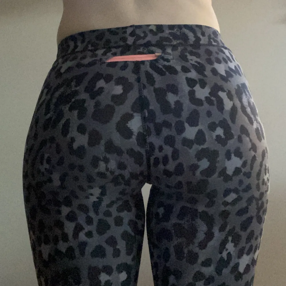 Leopardmönstrade träningstights men rosa detaljer från Gina tricot. . Jeans & Byxor.