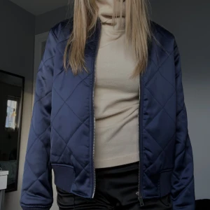 Vårjacka  - Säljer denna bomberjacka som glänser och är så fin nu till våren ❤️ den är lita varmare också 