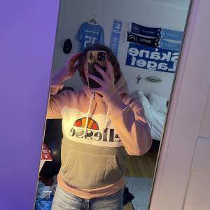 Fin Ellesse hoodie köpt original i storlek L men passar mer som en S/M.  Inte använd många gånger 