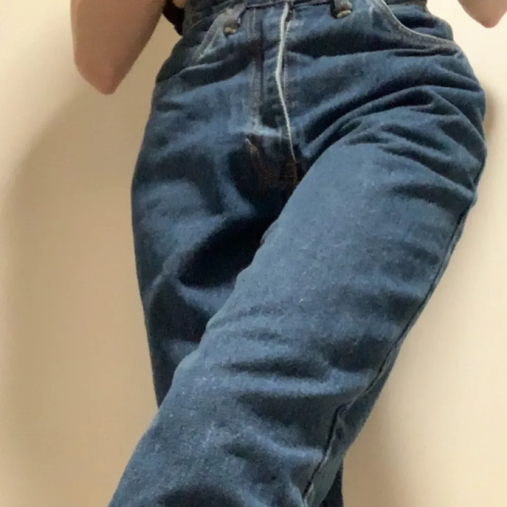 Ett par SUPER fina Dobber jeans i modellen KATIE. Jag har lappar kvar och endast använda ett par gånger. Säljer pga de inte används mycket och för att de är för små i midjan. Det står 28 i midja men skulle säga 24. Innersömen 32, de är långa för mig (162). Jeans & Byxor.