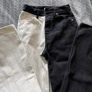 Ett par Svartvita jeans från pull and bear.🥰 Har bara används några fåtal gånger och jag säljer då de aldrig kommer till användning.💕