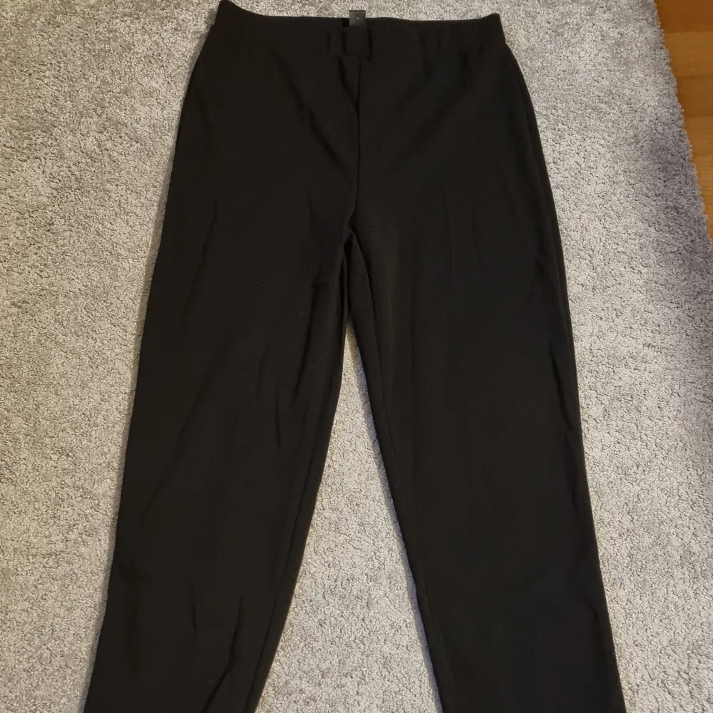 Svarta kostymbyxor från Shein i strl. 38, aldrig använda  Kan fås med vid köp av minst 2 andra plagg. Jeans & Byxor.