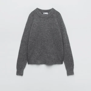 Zara stickad tröja - Säljer denna fina stickade tröja från Zara. Den är som i storlek S men står att den är i m. Använd fåtal gånger då jag har många stickade tröjor vilket gör tröjan till nyskick. Hör gärna av dig vid intresse Elr frågor❤️❤️