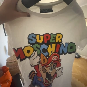 Moschino tshirt  - Felfri, används fåtal gånger. Köptes för 1400. Pris går att diskuteras