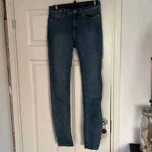 Skinnyjeans - Blåa skinnyjeans från Weekday. Inga större tecken på använding. W28 L32