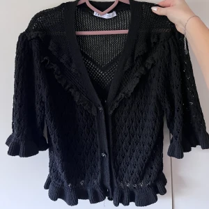 Zara topp - Svart zara topp använd en gång. Storlek L men liten i storlek. Passar S-L🫶🏼