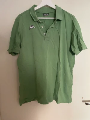 💚grön pickétröja💚 - grön pickétröja från kappa💚storlek L💚rak modell💚