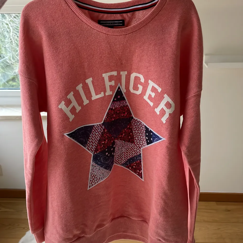 Säljer en rosa Tommy hilfiger tröja i storlek 152😻 Använd 1 gång.. Tröjor & Koftor.