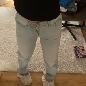 Jeans  - Superfina ljusblå jeans sitter perfekt går under naveln💕 dem är i xxs men passar mig som har xs-m