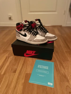 Air Jordan 1 Light smoke grey - Air Jordan 1 light smoke grey storlek 46. Skorna är i använt skick därav priset. Marknadsvärdet på skorna ligger mellan 3-4 tusen. Inga större skador.