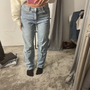 Vintage jeans - Säljer dessa vintage inspirerande jeansen från zara. Jätte balla jeans men kommer tyvärr inte till användning, dem är använda 1-2 ggr och nypriset var 499 kr. Pris kan diskuteras. Köparen står för frakt❤️❤️Hör av er vid frågor❤️