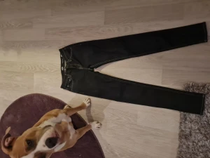 Jeans från Crocker. - Mörkt blå jeans som sitter utmärkt och är väldigt sköna. Knappt använda. Nypris: 800kr  (Jeansen passar mig som är 160cm lång)