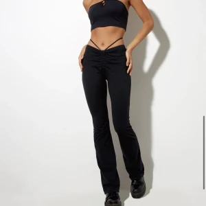 Lågmidjade byxor motel rocks - Säljer dessa helt oanvänd byxorna / tightsen från motel rocks, lågmidjade, mjukisbyxor ❤️köpta för 450kr + tull