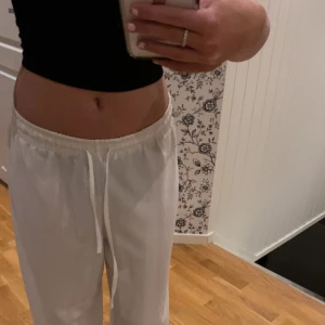 linnebyxor - köpta på gina, använt ungefär 3 gånger så är i nyskick, frakten ingår inte i pristet💗kom privat för fler frågor