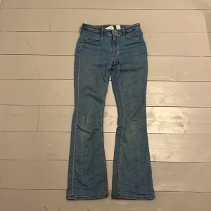 H&M Jeans low flare  - 77% bomull, 22% polyester, 1% elastan, justerbar midja