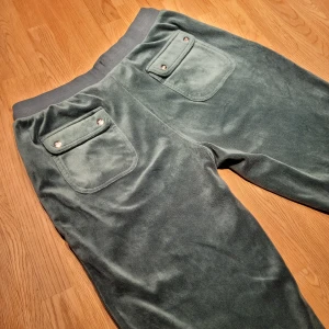 Juicy-byxor gröna - Säljer mina gröna juicy-byxor. De är i storlek 12-13 år men passar XS. De är fina i kvalitén!💗 Köp via "köp nu" eller kontakta  mig. 