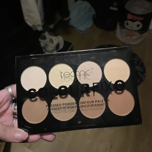 Contour palett - Säljer denna då den inte passa mig med färgerna🤎Endast swatchat dom bruna en gång annars är den som ny🤎