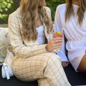 Kostymset - Mitt absoluta favorit set som tyvärr blivit lite för litet för mig… Kostymbyxorna sitter helt perfekt på kroppen.  Endast använt 2 gånger! Går att köpa delarna för sig också!