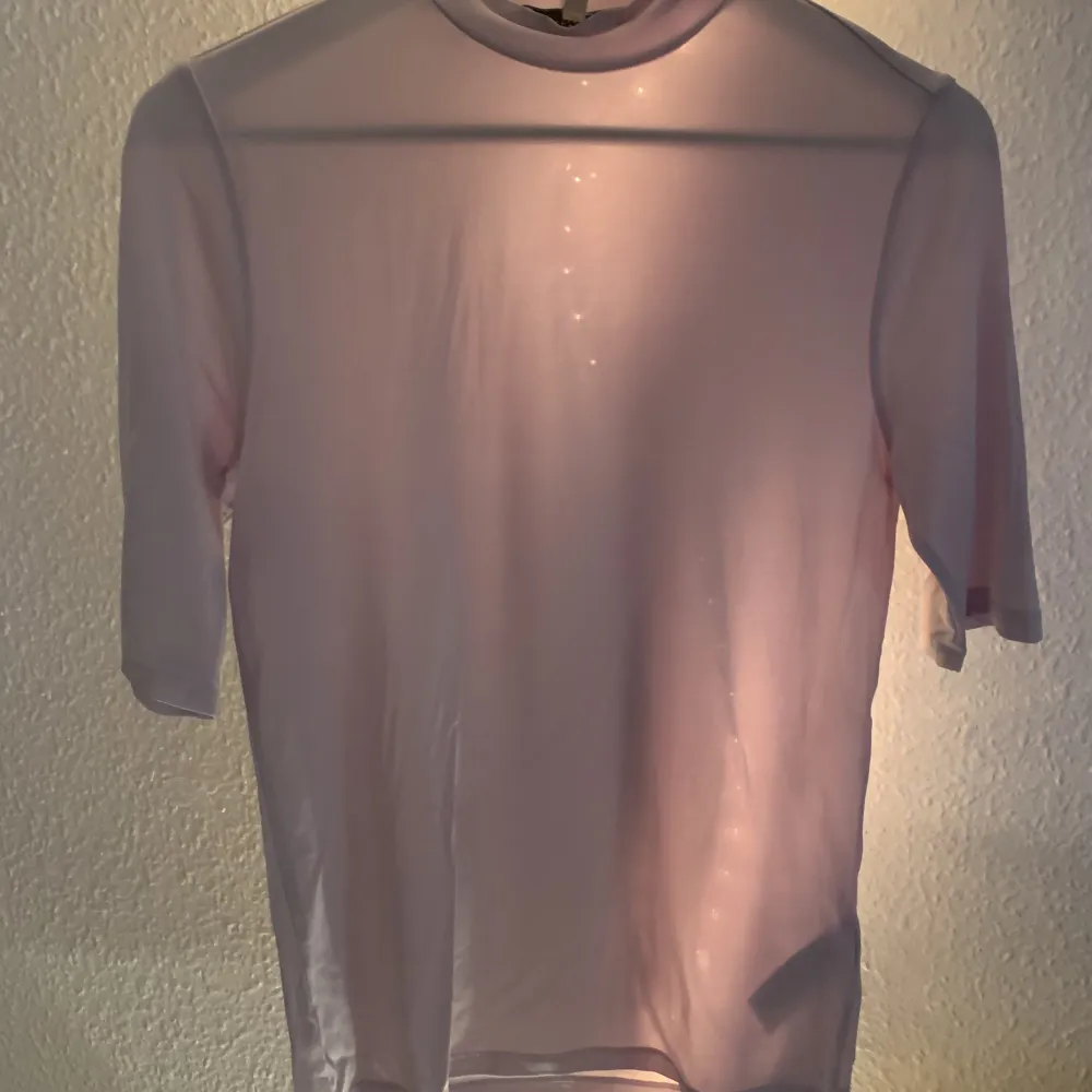 Två kortärmade tröjor med hög hals, Båda strlM och knappt använda  Den starkare rosa ifrån Whyred och den puderrosa ifrån Selected Femme  . T-shirts.
