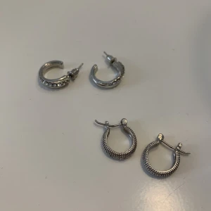 Silver örhängen  - Två par silver örhängen, båda för 20kr