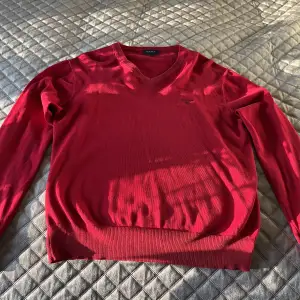 Gant tröja i färgen röd. Använd fåtal gånger.